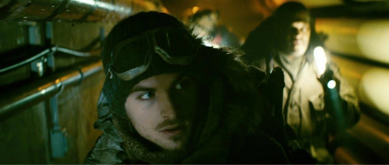 Laurence Fishburne y Kevin Zegers en colonia-v