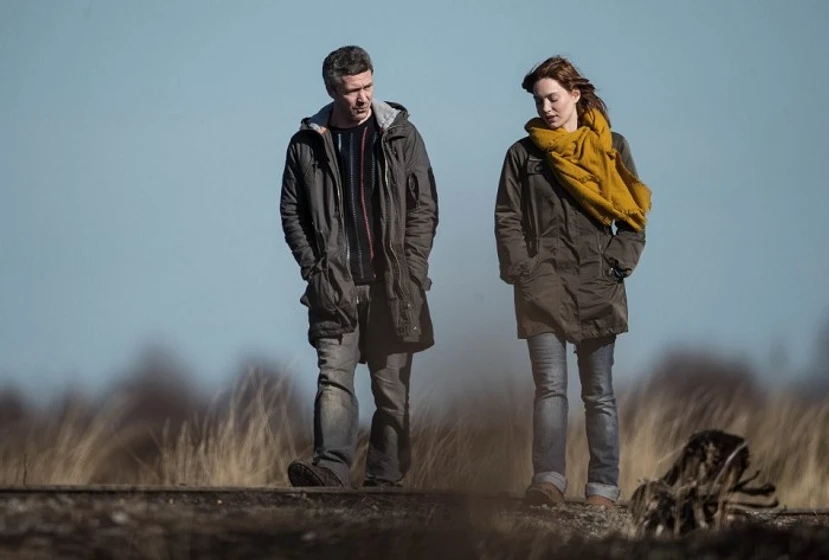 Aidan Gillen y Erika Sainte en entre-los-dos