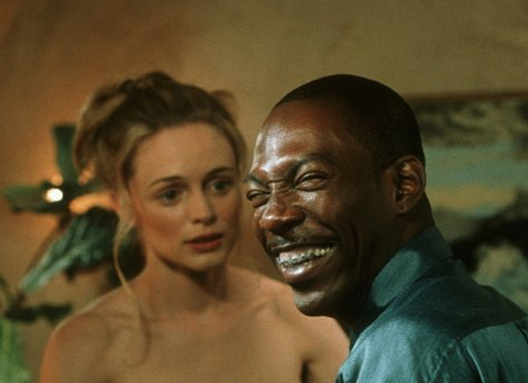 Heather Graham y Eddie Murphy en Bowfinger: El pícaro