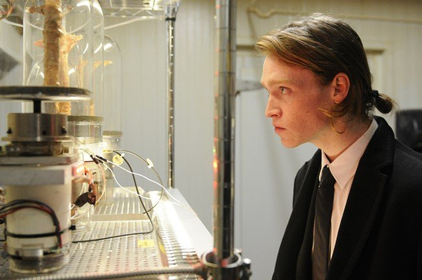 Caleb Landry Jones en Antiviral