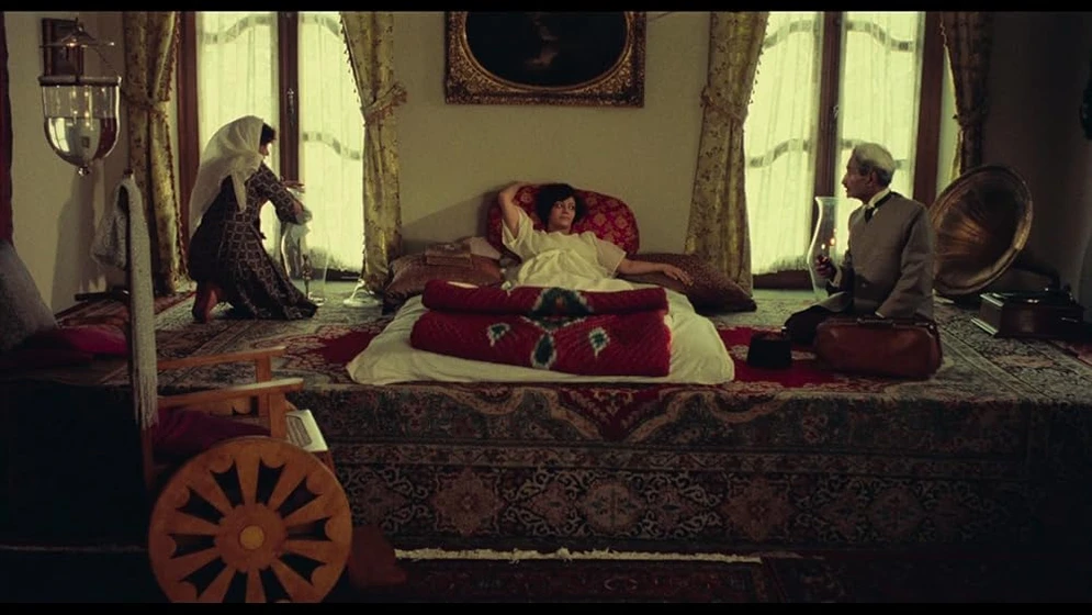 Shohreh Aghdashloo y Fakhri Khorvash en chess-of-the-wind