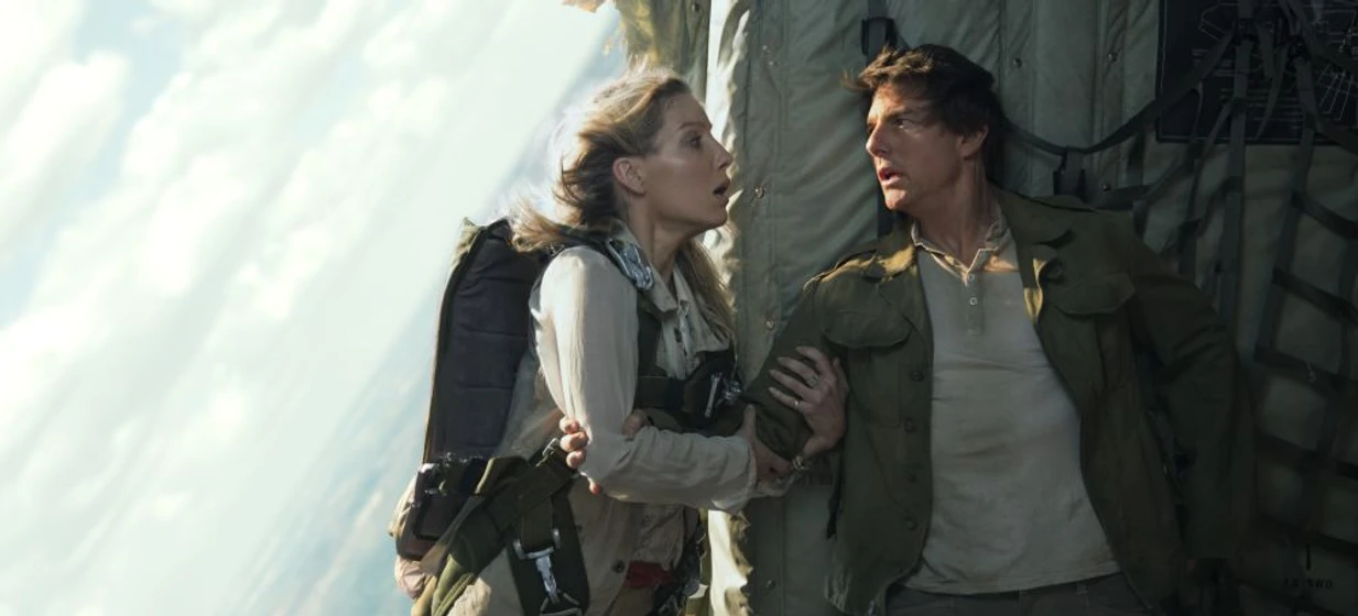 Tom Cruise y Annabelle Wallis en La Momia