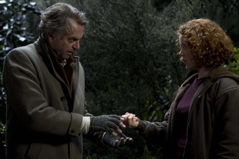 Sam Neill y Sophie McBride en under-the-mountain