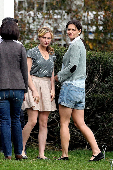 Anna Paquin y Katie Holmes en The Romantics