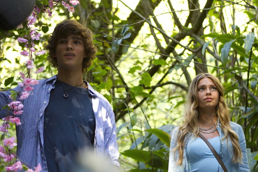 Indiana Evans y Brenton Thwaites en El Lago Azul. El Despertar