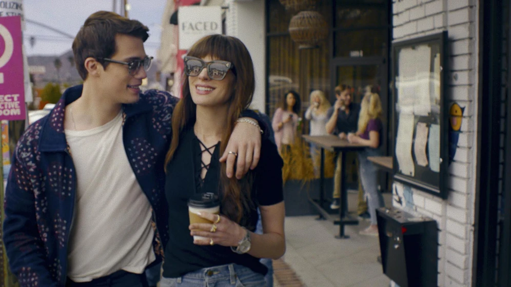 Anne Hathaway y Nicholas Galitzine en la-idea-de-tenerte