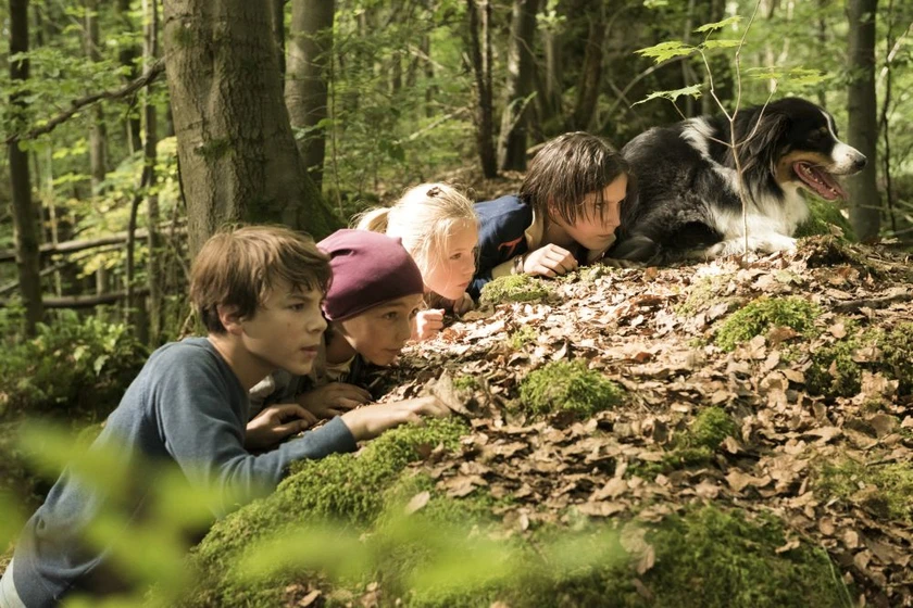Marinus Hohmann, Ron Antony Renzenbrink, Amelie Lammers y Allegra Tinnefeld en los-cinco-y-el-valle-de-los-dinosaurios