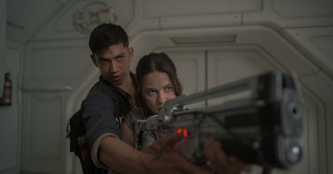 Cailee Spaeny y Archie Renaux en Alien: Romulus