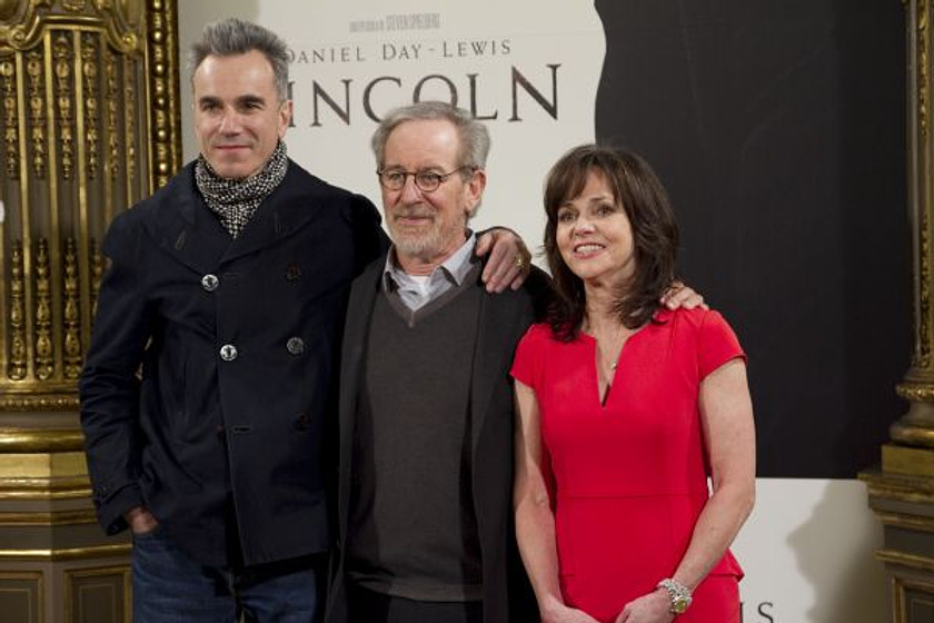 Steven Spielberg, Sally Field y Daniel Day-Lewis en Lincoln (Photocall en Madrid. Enero 2013)