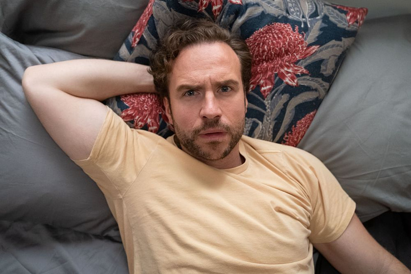 Rafe Spall en Un Pequeño Contratiempo