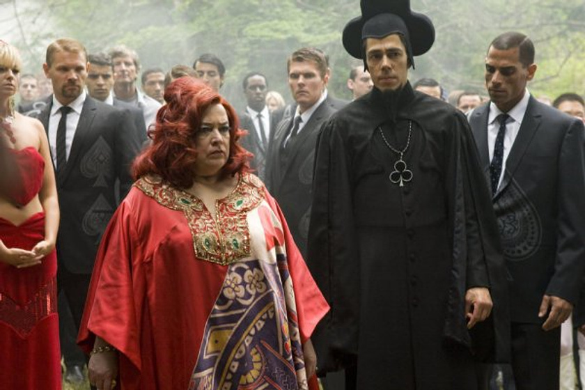Kathy Bates y Zak Santiago en Alice