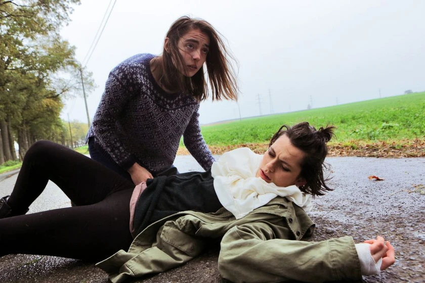Ella Rumpf y Garance Marillier en crudo