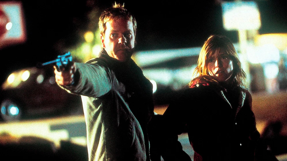 Kiefer Sutherland y Melora Walters en balas-en-el-desierto