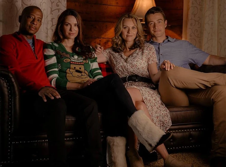 Antwon Tanner, Hilarie Burton, Danneel Ackles y Robert Buckley en navidad-por-contrato
