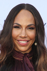 picture of actor Amanda Brugel