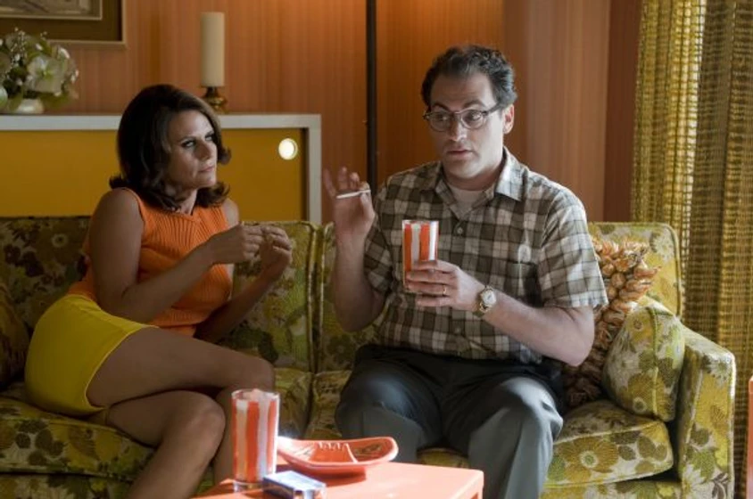 Michael Stuhlbarg y Amy Landecker en un-tipo-serio