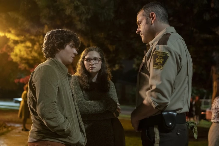Zoe Margaret Colletti y Austin Zajur en historias-de-miedo-para-contar-en-la-oscuridad