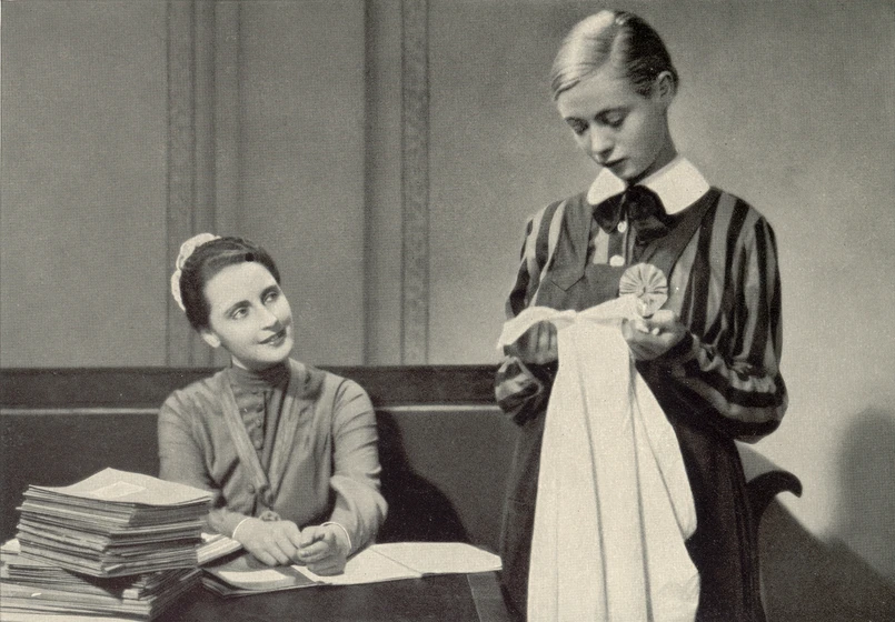 Dorothea Wieck y Hertha Thiele en muchachas-de-uniforme