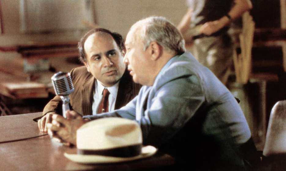 Danny DeVito y Jackie Gayle en dos-estafadores-y-una-mujer