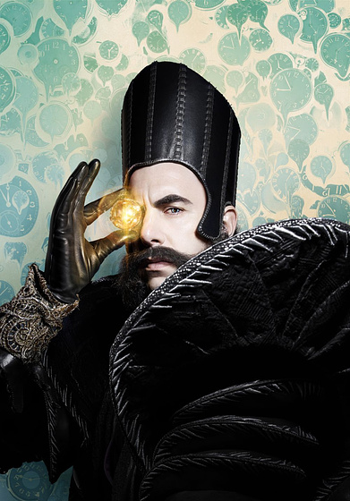 Sacha Baron Cohen en Alicia a través del espejo