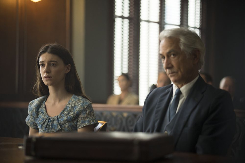 David Strathairn y Daisy Edgar-Jones en La Chica Salvaje