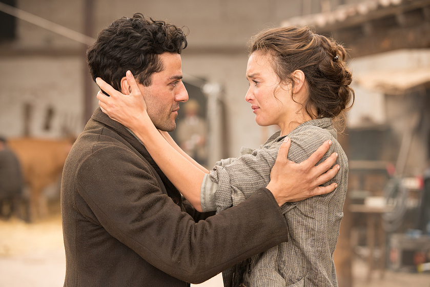 Oscar Isaac y Charlotte Le Bon en La Promesa
