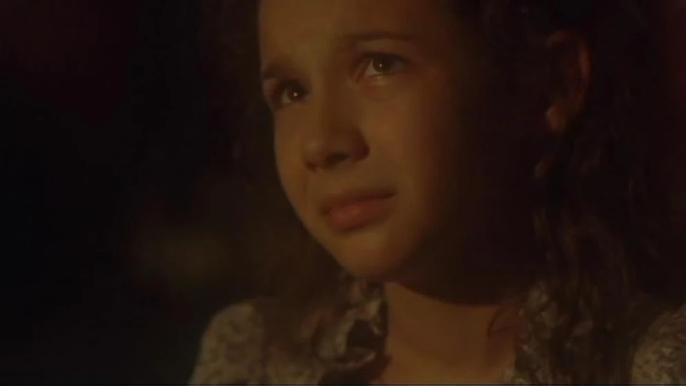 Hannah Marks en cementerio-infernal