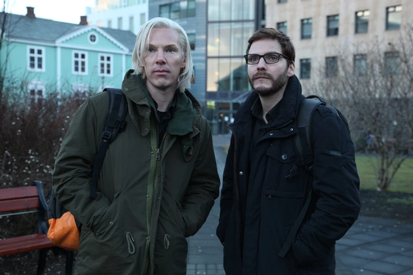 Daniel Brühl y Benedict Cumberbatch en El Quinto Poder
