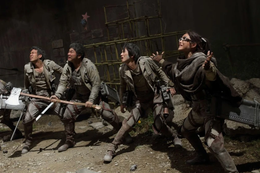 Haruma Miura y Satomi Ishihara en ataque-a-los-titanes