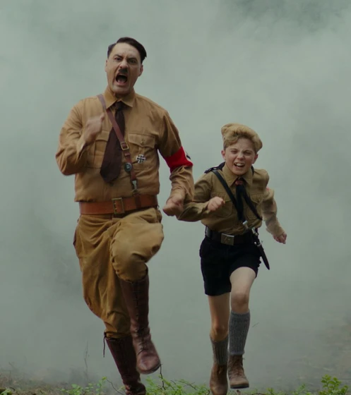 Taika Waititi y Roman Griffin Davis en jojo-rabbit