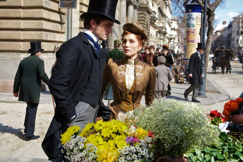 Kristin Scott Thomas y Robert Pattinson en Bel Ami, historia de un seductor