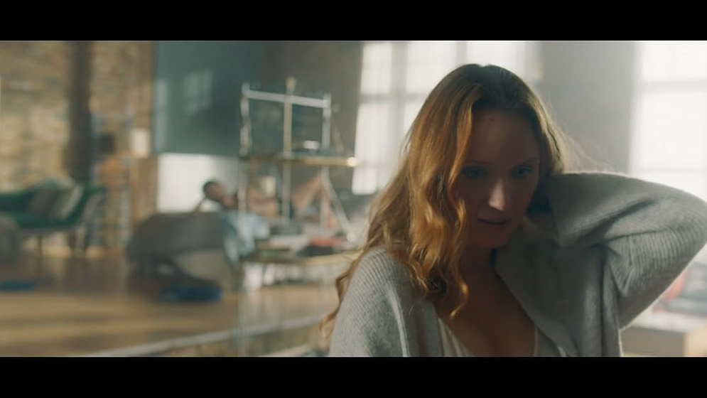 Emily Berrington en Un Extraño en Nuestra Cama