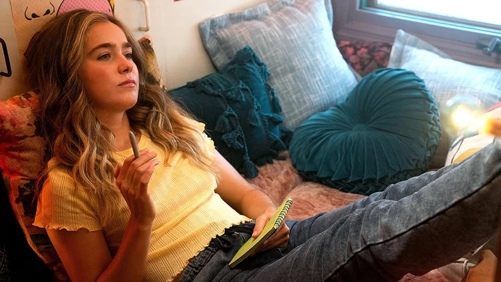 Haley Lu Richardson en unpregnant