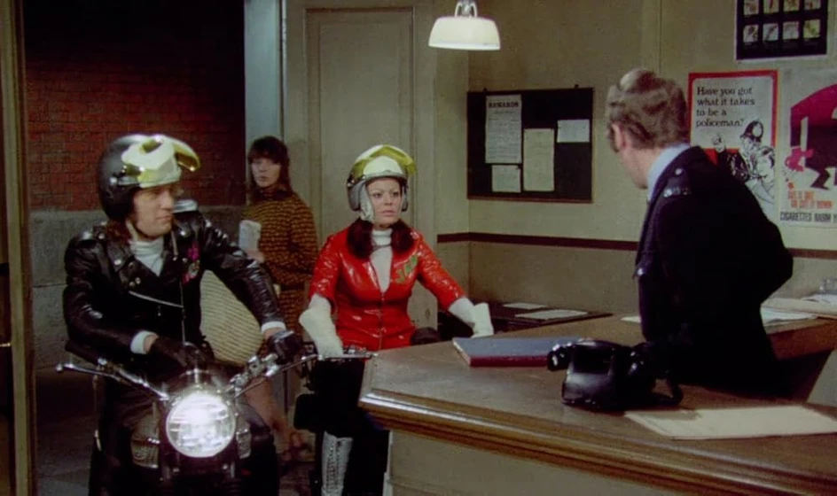 Nicky Henson, Ann Michelle y Penny Leatherbarrow en psychomania