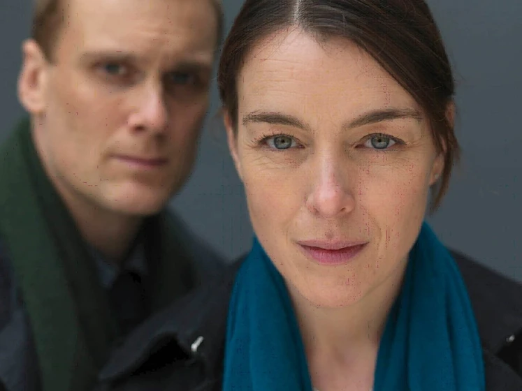 Olivia Williams y Darren Boyd en caso-reservado