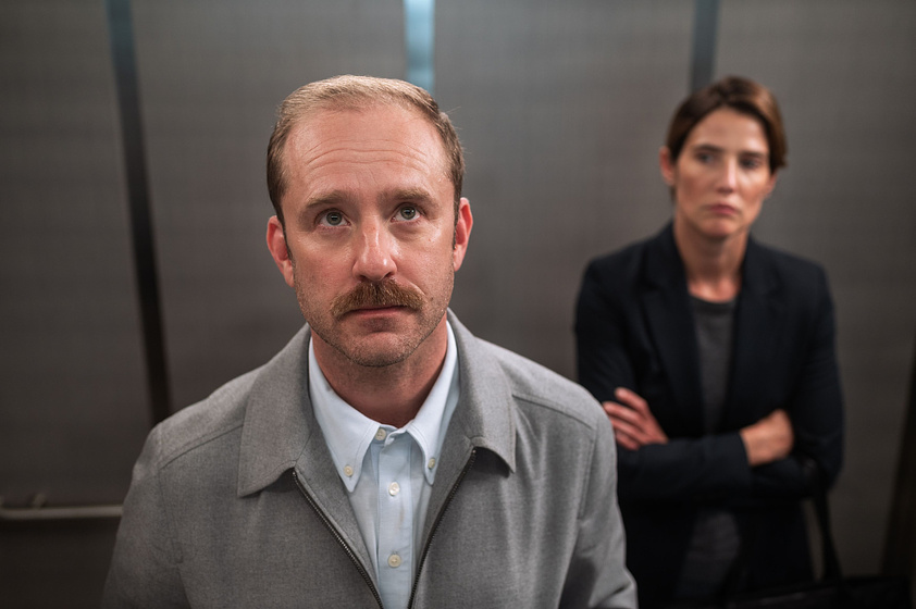 Ben Foster y Cobie Smulders en La Casa al Final de la Curva