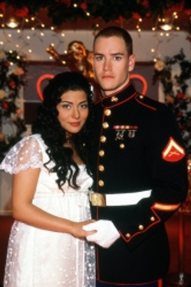 Marisol Nichols y Mark-Paul Gosselaar en La Princesa y el Marine