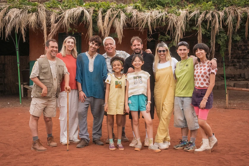Joaquín Mazón, El Langui, Gala Bichir, Alí Dia, Diego Montejo y Kamsiyochi Ngene en la-familia-beneton-2 (Rodaje)