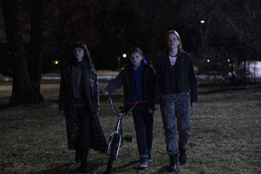Natalia Dyer, Benjamin Evan Ainsworth y Laurel Marsden en juega-o-muere