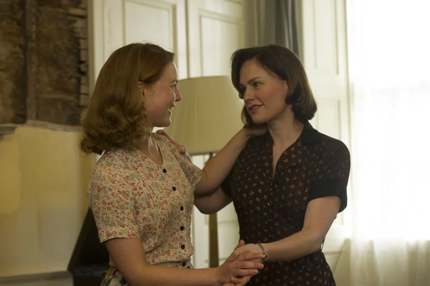 Anna Paquin y Holliday Grainger en el-secreto-de-las-abejas