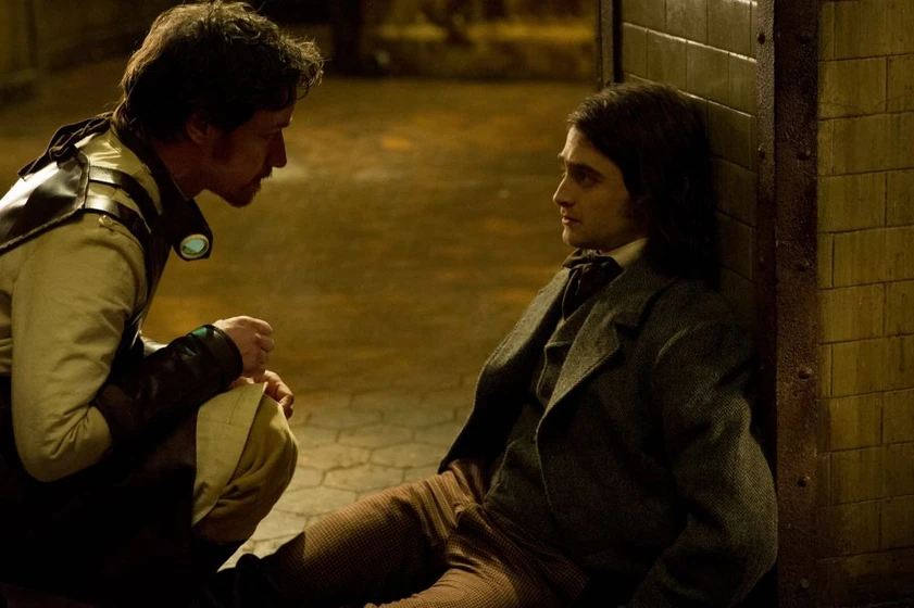 Daniel Radcliffe y James McAvoy en victor-frankenstein