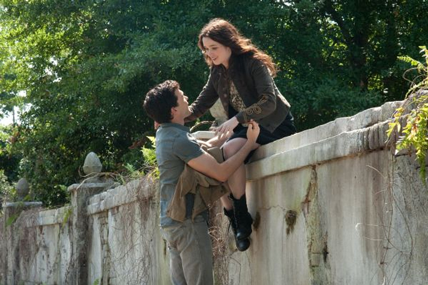 Alden Ehrenreich y Alice Englert en Hermosas criaturas