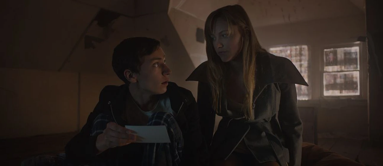 Keir Gilchrist y Maika Monroe en it-follows