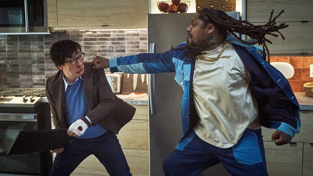Jonathan Ke Quan y Marshawn Lynch en este-amor-si-que-duele