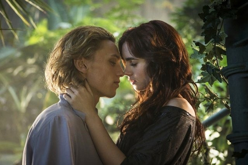 Jamie Campbell Bower y Lily Collins en Cazadores de sombras: Ciudad de hueso