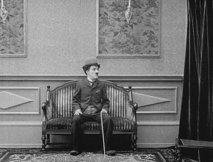 Charles Chaplin en charlot-sastre-de-senoras
