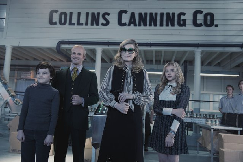 Michelle Pfeiffer, Jonny Lee Miller, Chloë Grace Moretz y Gulliver McGrath en Sombras tenebrosas