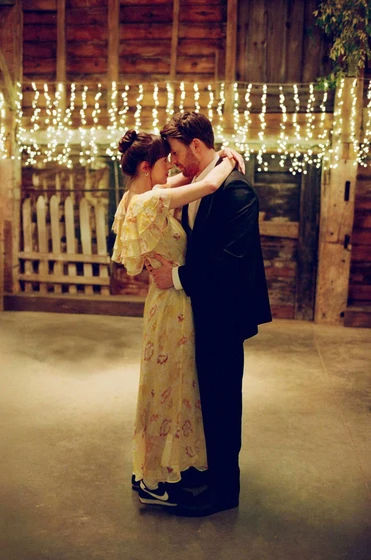 Chris Evans y Dakota Johnson en materialistas