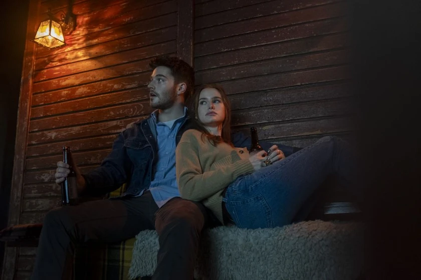 Madelaine Petsch y Froy Gutierrez en Strangers: Capítulo 1