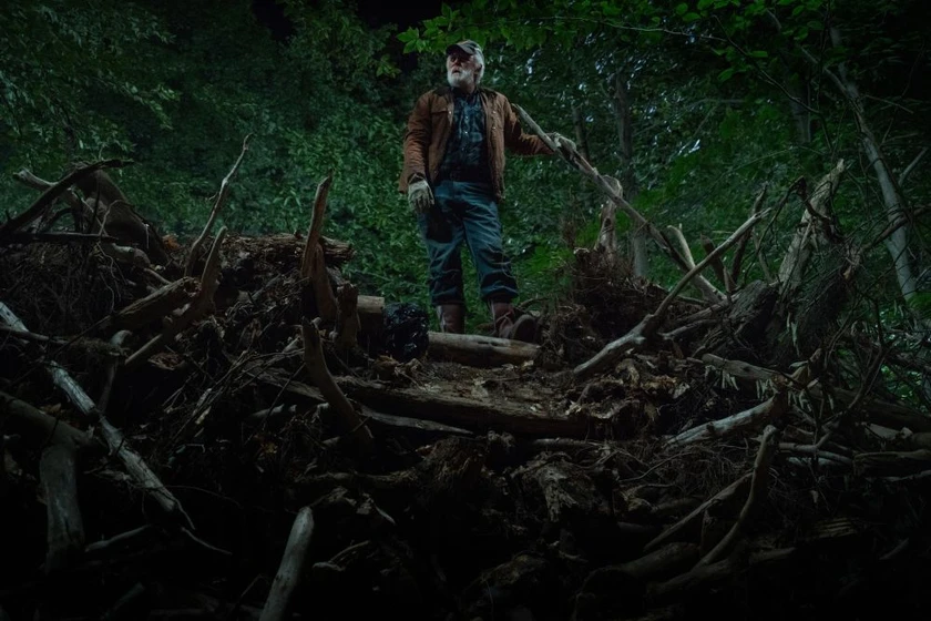 John Lithgow en cementerio-de-animales